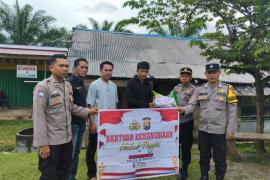 Sihumas dan Siwas Polres Kaur Salurkan Bansos untuk Warga Jembatan Dua