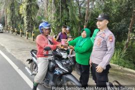 Personel Polsek Semidang Alas Maras Bersama Personel Koramil 425-04 Berbagi Takjil 