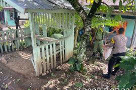 Hadir Ditengah Masyarakat, Polsek Lebong Selatan Melaksanakan Kegiatan Kebersihan Pos kamling 