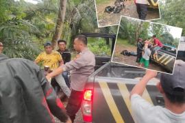 Respon Cepat, Polsek Ketahun Bantu Larikan Korban Laka Tunggal ke Rumah Sakit