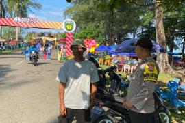 Bhabinkamtibmas Sambangi Wisatawan Pantai Pasar Bawah, dan  Sampaikan Imbauan