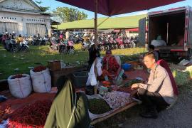 Jaga Kamtibmas Tetap Aman, Polsek Mukomuko Utara Sambangi dan Atur Lalu Lintas di Pasar Koto Jaya
