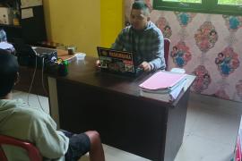 YE saat diperiksa petugas