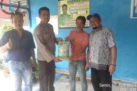 Sambang, Bhabinkamtibmas Monitoring dan Distribusikan Bibit Padi kepada Petani Secara Simbolis