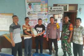 Bhabinkamtibmas Polsek Lebong Selatan Distribusikan Bibit Padi kepada Petani Secara Simbolis