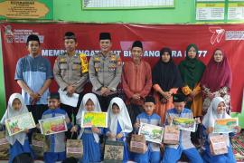 Menuju HUT Bhayangkara ke-77, Polsek Batik Nau Gelar Lomba Melukis di TPQ Al-Ikhlas