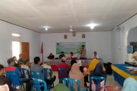 Pastikan Berjalan Lancar, Anggota Polsek Enggano Dampingi Pelaksanaan Pembagian BLT