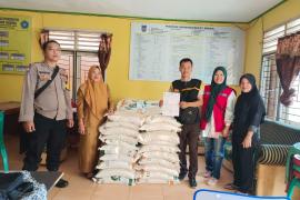 Bhabinkamtibmas Monitoring Penyaluran Bantuan Pangan dari Pemerintah Wilayah Tanjung Agung Palik