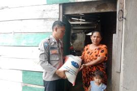 Bhabinkamtibmas Polsek Nasal, Berikan Bantuan Sembako kepada Masyarakat yang Membutuhkan di Desa Sumber Harapan 
