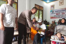 Rutin Sambang, Brigpol Dasa Hadir di Penyaluran BLT DD Tahap I Desa Ketenong Jaya