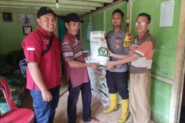 Bhabinkamtibmas Hadir di Pembagian Beras Bagi Warga Desa Bajok Kecamatan Rimbo Pengadang