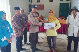 Bhabinkamtibmas Dampingi Warga Dalam Pembagian Bantuan Langsung Tunai