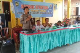 Hadir dalam Rembuk Stunting Desa Padang Tambak  Kecamatan Pino, Bhabikamtibmas Sampaikan Imbauan