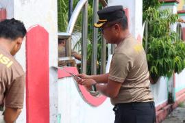 Bakti Sosial, Kapolres BS Turun Langsung Lakukan Pengecatan Pagar dan Bersih-Bersih Masjid dan Makam Syech Mohammad Amin