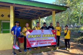 Sambut Hari Bhayangkara ke-77, Polres Kaur Laksanakan Kegiatan Bakti Sosial Membersihkan Tempat Ibadah 