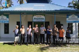 Peringati HUT Bhayangkara ke-77, Polsek Padang Guci Hulu Bakti Sosial Membersihkan Tempat Ibadah