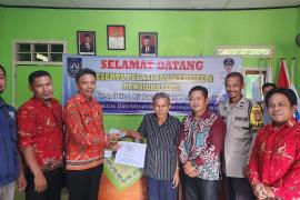 Awasi Penggunaan DD, Bhabinkamtibmas Polsek Lais Hadiri Pendistribusian BLT