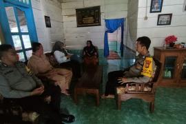 Bhabinkamtibmas Polsek Batiknau, Dampingi Tim Dokter Jelaskan Hasil Visum Korban Meninggal Dikebun