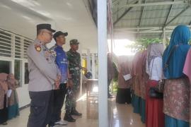 Polsek Lais Monitoring Pembagian Raport di SMAN 3 Bengkulu Utara 