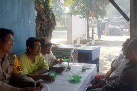 Patroli dengan Nelayan, Bhabinkamtibmas Ingatkan Keselamatan Saat Melaut