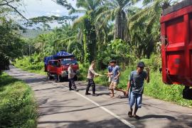 Truk Berhenti di Tengah Jalan Ganggu Arus Lalu Lintas, Polsek Giri Mulya Bantu Evakuasi