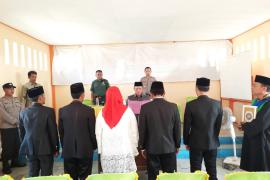 Kapolsek dan Kanit Binmas Polsek Seginim, Hadiri Pelantikan dan Pengambilan Sumpah Perangkat BPD Desa Babatan Ulu
