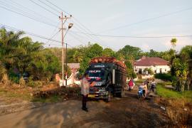 Personel Polsek Padang Jaya, Bantu Pengamanan Lalin Truk yang Mengalami Kerusakan 