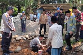 Kapolsek Padang Jaya, Hadiri Peletakan Batu Pertama Pembangunan Rumah Layak Huni di Desa Tambak Rejo