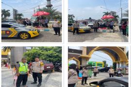 Berikan Pengamanan, Personel Polsek Gading Cempaka Jaga Masjid Waktu Salat Jumat