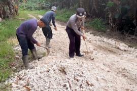 Warga Bersama Bhabinkamtibmas Aipda M Harahap Gotong Royong Timbun Jalan Berlubang