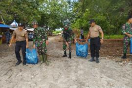 Polsek Enggano bersama Koramil Enggano Laksanakan Aksi Bersih Pantai dalam Rangka Hut Bhayangkara Ke 77