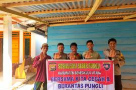Guna Memberantas Pungli, Bhabinkamtibmas Polsek Ketahun Laksanakan Sosialisasi Saber Pungli Kepada Warga
