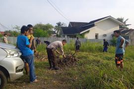 Bhabinkamtibmas Polsek Gading Cempaka Ikuti Gotong Royong Bersihkan Lahan untuk Kurban