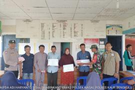 Bhabinkamtibmas Polsek Nasal, Monitoring Penyaluran BLT-DD di Desa Suka Jaya