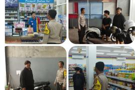 Patroli Malam, Polsek Teluk Segara Sambangi Karyawan Indomaret 