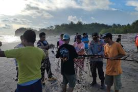 Polsek Ketahun Bantu Evakuasi Korban Tenggelam di Pantai Terapik