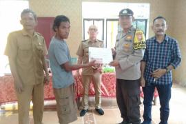 Bhabinkamtibmas Polsek Air Besi Monitoring Penyaluran Dana BLT-DD Desa Lubuk Tanjung