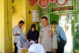 Pastikan Berjalan Kondusif, Bhabinkamtibmas Polsek Selebar Monitoring PPDB di SMAN 10 