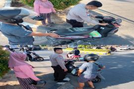 Bhabinkamtibmas Polsek Kampung Melayu Bantu Warga yang Sepeda Motornya Mogok
