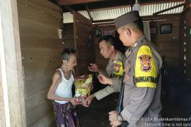 Selasa Berbagi, Polsek Kaur Tengah  Berikan Bantuan kepada Warga yang Membutuhkan