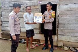 Peduli kepada Warga Kurang Mampu, Polsek Padang Guci Hulu Berikan Bantuan 