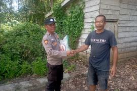 Aplian, Petani Desa Benteng Harapan Terima Bantuan dari Polsek Maje  