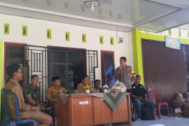 Bhabinkamtibmas Lakukan Pendampingan dan  Monitoring Pembagian Sembako di Desa Jeranglah Tinggi 