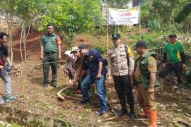 Bhabinkamtibmas Polsek Rimbo Pengadang Hadiri Titik Nol di Pembangunan di Desa Tik Sirong