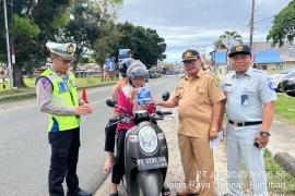 Patroli Gabungan, Polres Kaur Tegur Pengendara Motor yang Kendarannya Mati Pajak 