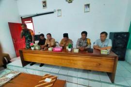HADIRI PELANTIKAN PERANGKAT DESA, BHABINKAMTIBMAS POLSEK KETAHUN BERHARAP PERANGKAT DESA SEMAKIN BERSINERGI