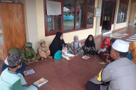 Peduli Generasi Muda, Bhabinkamtibmas Aipda M.Harahap Ajarkan Anak-anak Belajar Mengaji