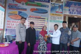 Bhabinkamtibmas Polsek Padang Guci Hulu, Hadiri Kegiatan Pembagian Sembako Dari TPK Ketahanan Pangan Desa Bungin Tambun III