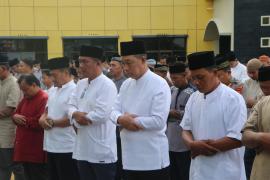 Kapolda Bengkulu Bersama PJU Laksanakan Salat Iduladha di  Halaman Mako Polda Bengkulu