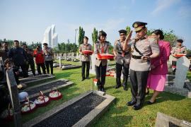 Jelang HUT ke-77 Bhayangkara, Kapolri dan Jajaran Ziarah ke TMP Kalibata 